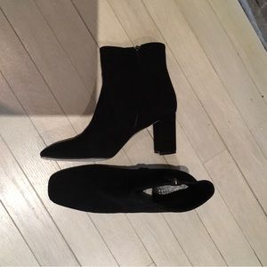 Barneys New York blk suede booties